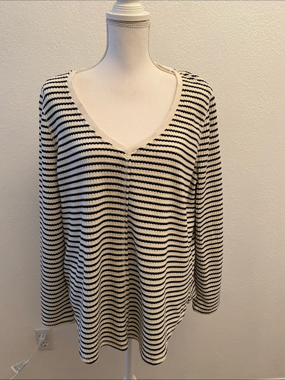 Sundance Women's Black and White Striped V-Neck Long Sleeve Knit Top XL